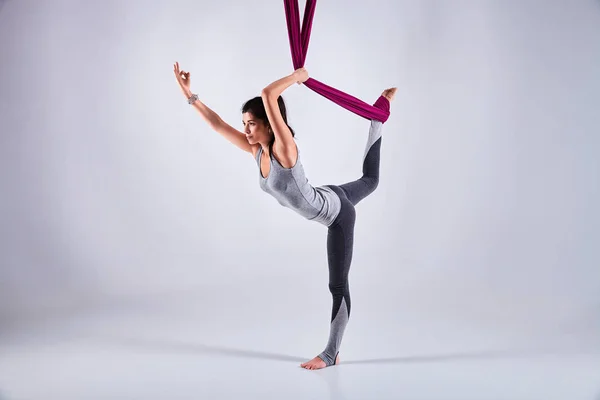 Yoga antigravité d'inversion différente aérienne dans un hamac — Photo