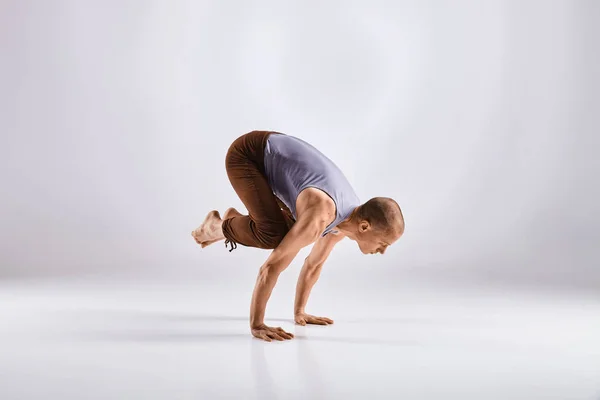Чоловік робить йогу ізольовано на білому тлі — стокове фото