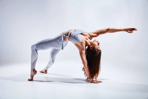 Kobieta robi joga na białym tle — Zdjęcie stockowe