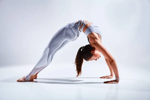 Vrouw doen yoga geïsoleerd op witte achtergrond — Stockfoto