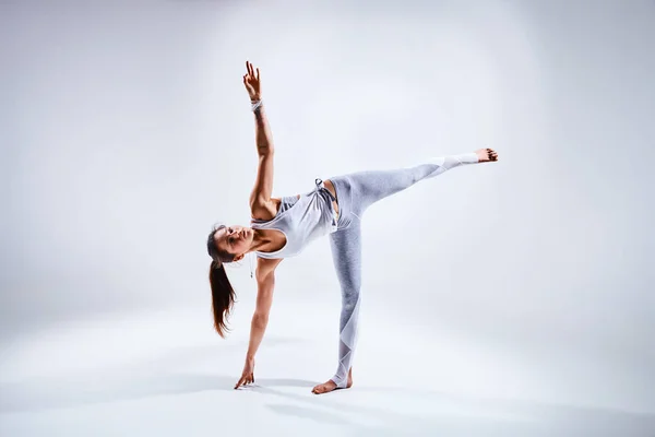 Donna che fa yoga isolato su sfondo bianco — Foto Stock