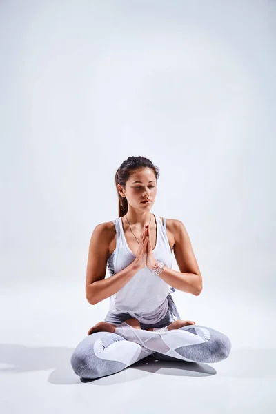 Жінка робить йогу ізольованою на білому тлі — стокове фото