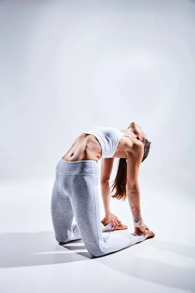 Жінка робить йогу ізольованою на білому тлі — стокове фото