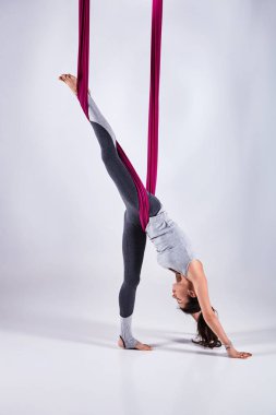 Hava farklı inversiyon Anti yerçekimi yoga bir hamak