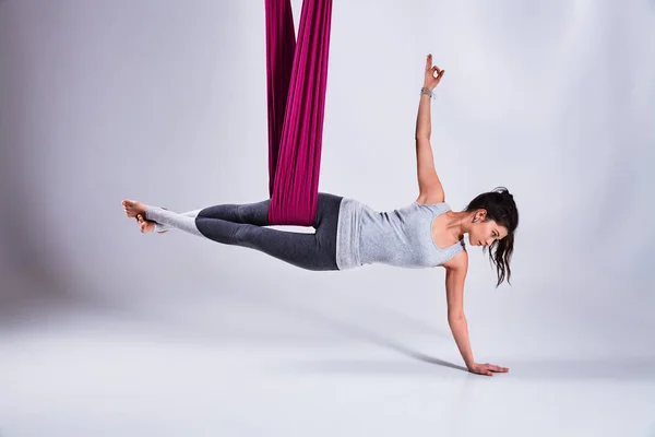 Yoga antigravité d'inversion différente aérienne dans un hamac — Photo