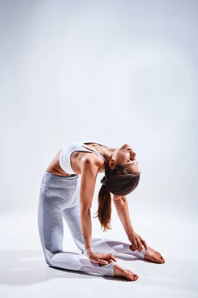 Mujer haciendo yoga aislada sobre fondo blanco — Foto de Stock