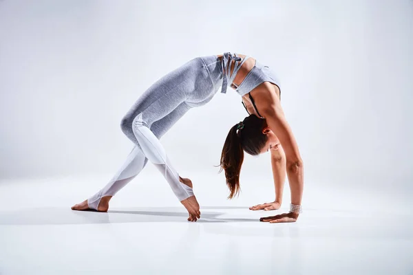 Kobieta robi joga na białym tle — Zdjęcie stockowe