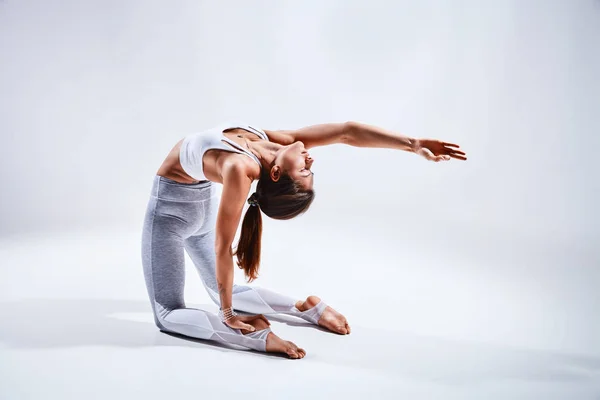 Vrouw doen yoga geïsoleerd op witte achtergrond — Stockfoto