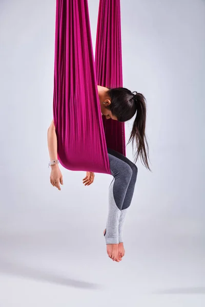 Luchtfoto verschillende inversie antigravity yoga in een hangmat — Stockfoto