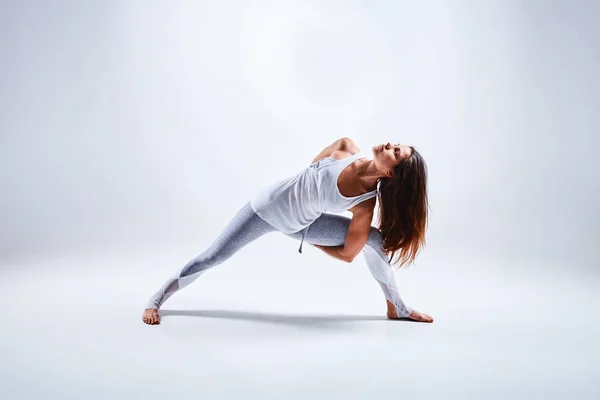 Mujer haciendo yoga aislada sobre fondo blanco —  Fotos de Stock