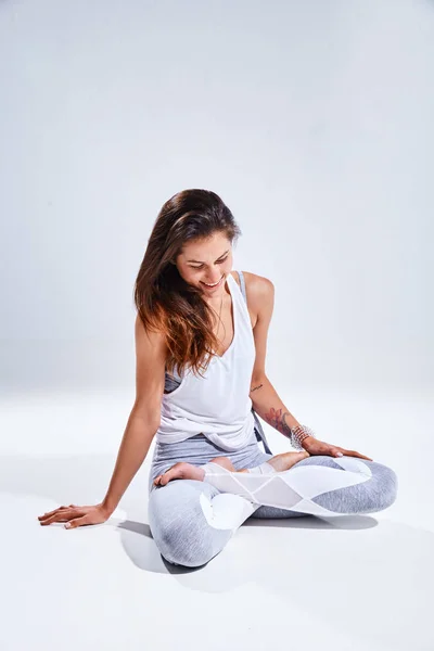 Vrouw doen yoga geïsoleerd op witte achtergrond — Stockfoto