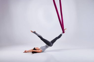 Hava farklı inversiyon Anti yerçekimi yoga bir hamak