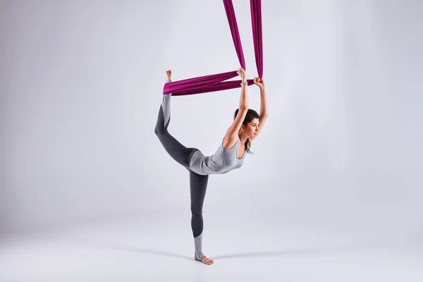 Inversión aérea diferente yoga antigravedad en una hamaca — Foto de Stock
