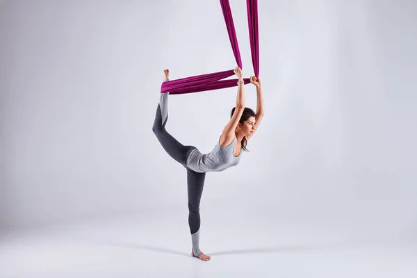 Yoga antigravité d'inversion différente aérienne dans un hamac — Photo