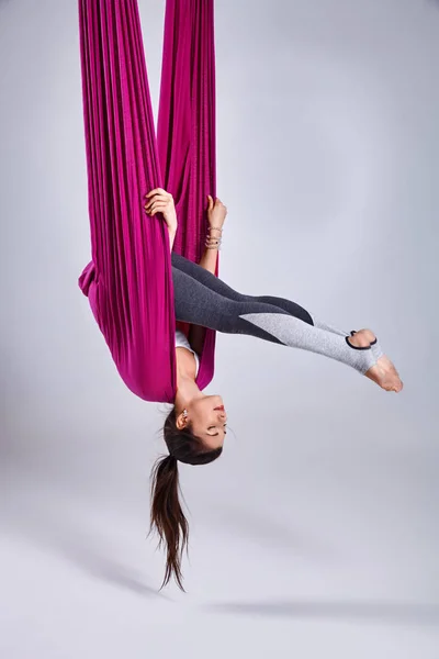 Yoga antigravité d'inversion différente aérienne dans un hamac — Photo