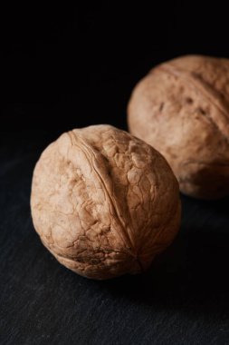 Kayrak bir zemin üzerinde ceviz
