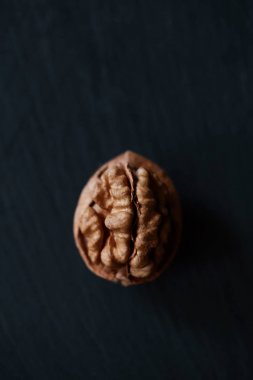 Kayrak bir zemin üzerinde ceviz çekirdek