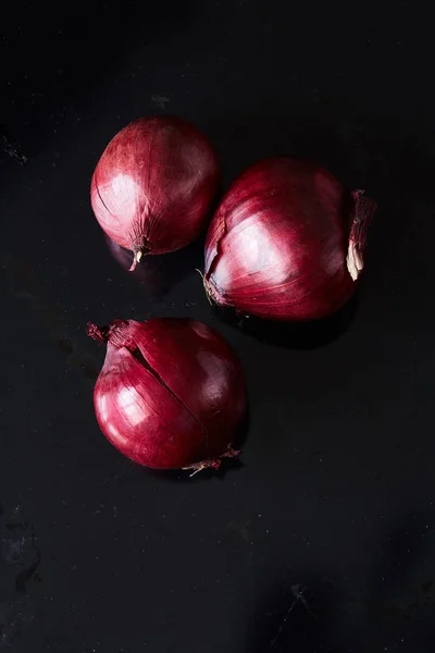 Cebolla roja española con cáscara — Foto de Stock
