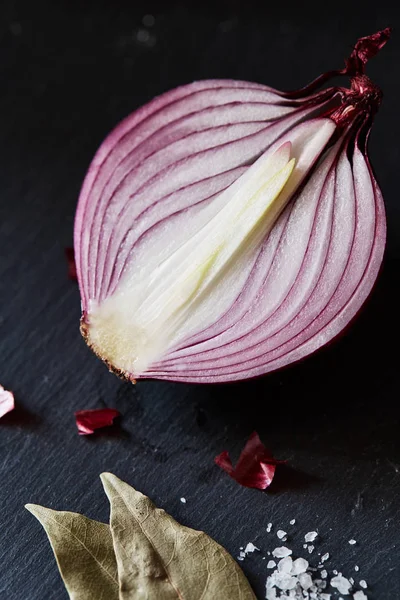 Sliced red spanish onion with bay leaf and sea salt — Stock Photo, Image