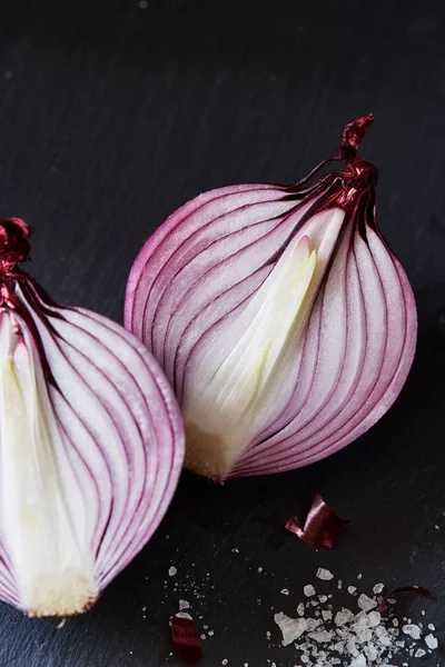 Sliced red spanish onion with and sea salt — Stock Photo, Image