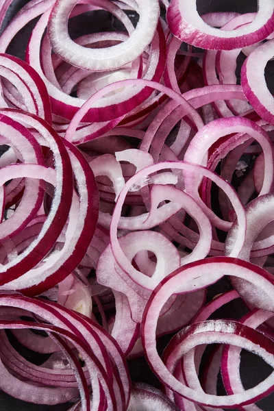 Sliced red spanish onion rings backdrop — Stock Photo, Image