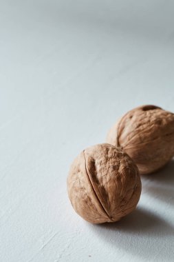 Ceviz beyaz rustik zemin üzerinde