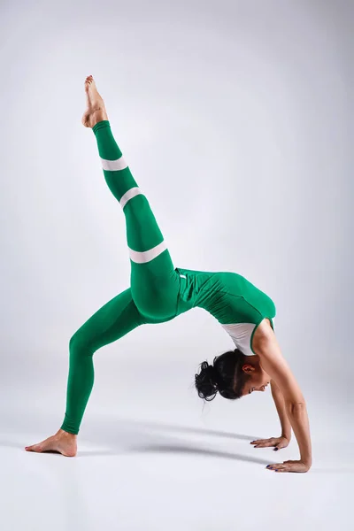 Beyaz arka plan üzerinde izole yoga yaparken kadın — Stok fotoğraf