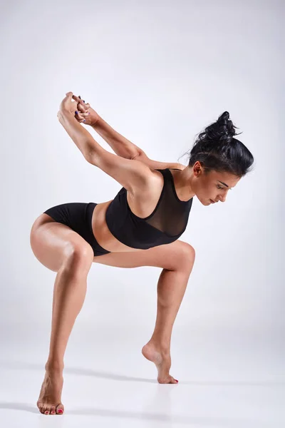 Mujer haciendo yoga aislada sobre fondo blanco —  Fotos de Stock