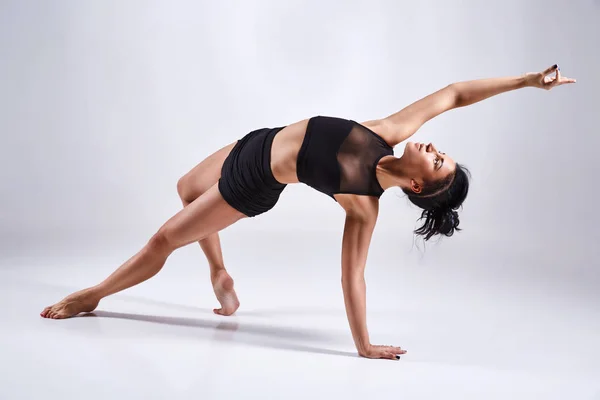 Mujer haciendo yoga aislada sobre fondo blanco — Foto de Stock