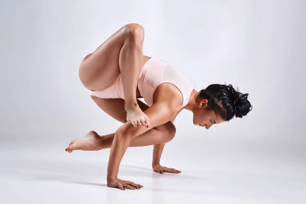 Femme faisant du yoga isolé sur fond blanc — Photo