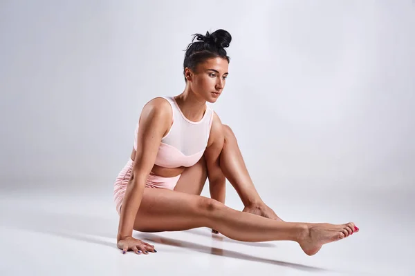 Beyaz arka plan üzerinde izole yoga yaparken kadın