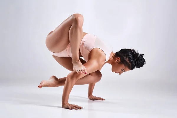 Mujer haciendo yoga aislada sobre fondo blanco —  Fotos de Stock