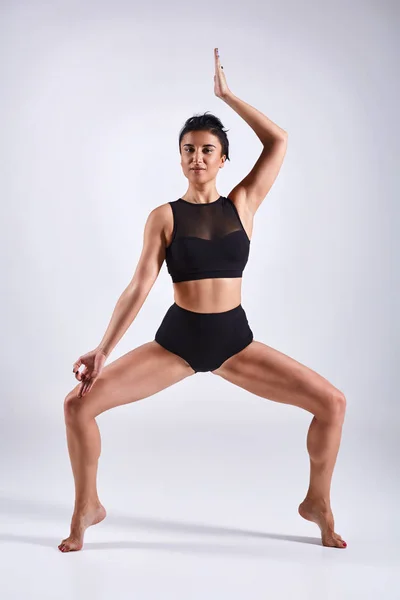 Donna che fa yoga isolato su sfondo bianco — Foto Stock