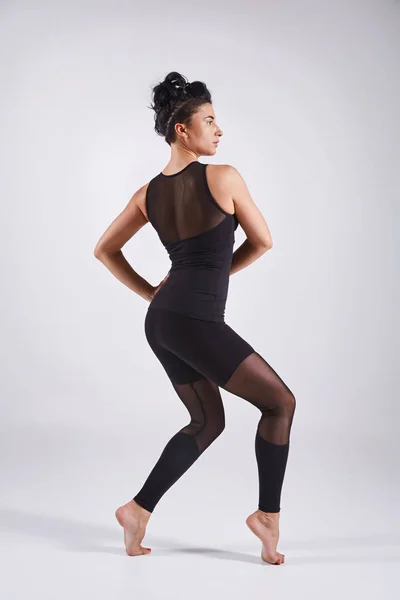 Mujer haciendo yoga aislada sobre fondo blanco —  Fotos de Stock