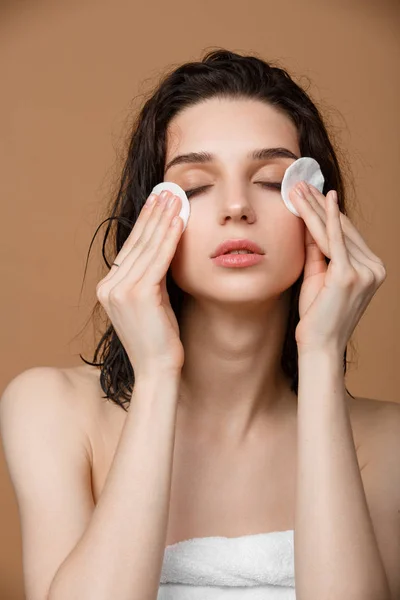 Wanita membersihkan wajahnya dengan lotion dan bantalan kapas — Stok Foto
