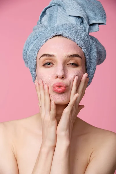 Tratamento de beleza - mulher aplicando máscara facial de argila — Fotografia de Stock