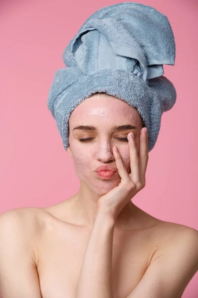 Beauty treatment - woman applying clay face mask — Stock Photo, Image