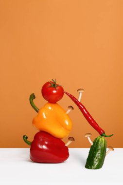 Bitkisel sanat kompozisyonu. Dilimlenmiş parçaların duoton arka plan üzerindeki soyut dengeleyici yapısı, kopyalama alanı. Avangard, modern görsel sanat, moda, minimal tasarım, sağlıklı gıda konsepti.