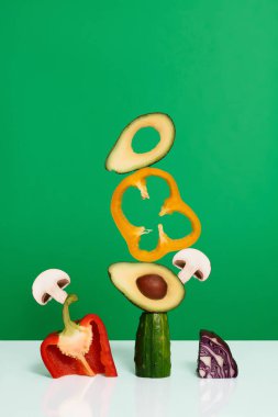 Bitkisel sanat kompozisyonu. Dilimlenmiş parçaların duoton arka plan üzerindeki soyut dengeleyici yapısı, kopyalama alanı. Avangard, modern görsel sanat, moda, minimal tasarım, sağlıklı gıda konsepti.