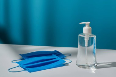 Alkol el dezenfektanı jeli tıbbi yüz maskesi - kişisel hijyen covid-19 koronavirüs önleme ve koruma kavramını yayma