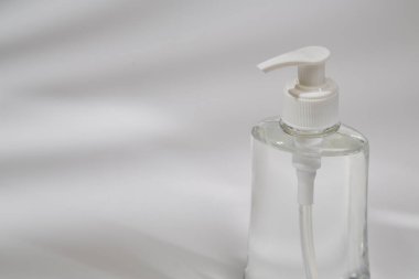 Alkol el dezenfektanı jeli tıbbi yüz maskesi - kişisel hijyen covid-19 koronavirüs önleme ve koruma kavramını yayma