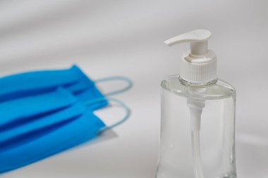 Alkol el dezenfektanı jeli tıbbi yüz maskesi - kişisel hijyen covid-19 koronavirüs önleme ve koruma kavramını yayma