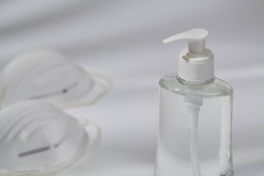 Alkol el dezenfektanı jeli tıbbi yüz maskesi - kişisel hijyen covid-19 koronavirüs önleme ve koruma kavramını yayma