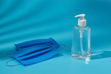 Alkol el dezenfektanı jeli tıbbi yüz maskesi - kişisel hijyen covid-19 koronavirüs önleme ve koruma kavramını yayma