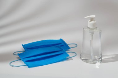 Alkol el dezenfektanı jeli tıbbi yüz maskesi - kişisel hijyen covid-19 koronavirüs önleme ve koruma kavramını yayma