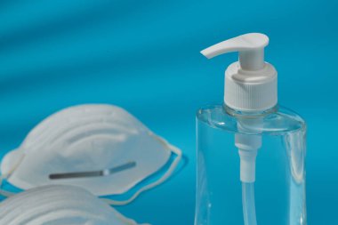Alkol el dezenfektanı jeli tıbbi yüz maskesi - kişisel hijyen covid-19 koronavirüs önleme ve koruma kavramını yayma