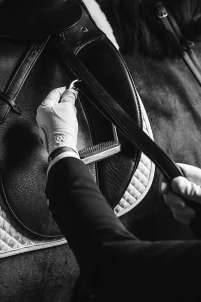 Jockey Sela Cavalo Puro Sangue Para Curativo Corrida Equestre Close — Fotografia de Stock