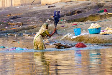 Varanasi, Uttar Pradesh/Hindistan - 23 Mayıs 2012: onların saris yıkama ve kutsal Ganga nehirde giyim kadın