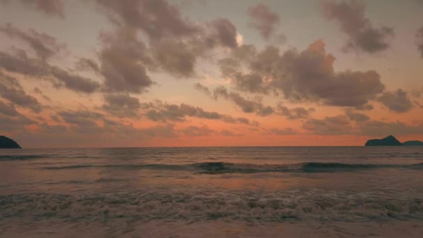 바다 위로 붉은 해가 지고 있어. 구름 이 있는 붉은 하늘. 여름 석양 풍경. 4k 비디오. — 비디오