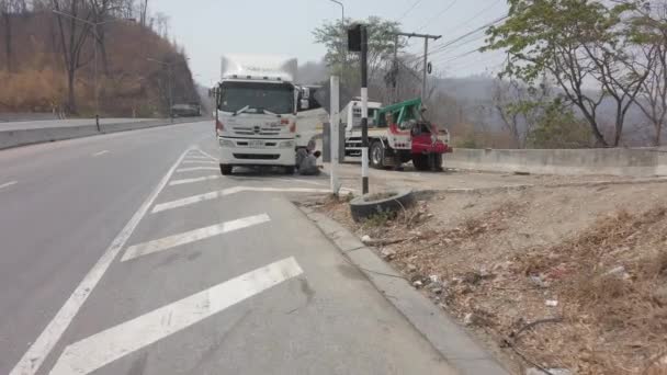 Mae Sot District, Tajlandia - 21 maja 2020, Wypadek samochodowy. spalony samochód ciężarowy na drodze górskiej. — Wideo stockowe